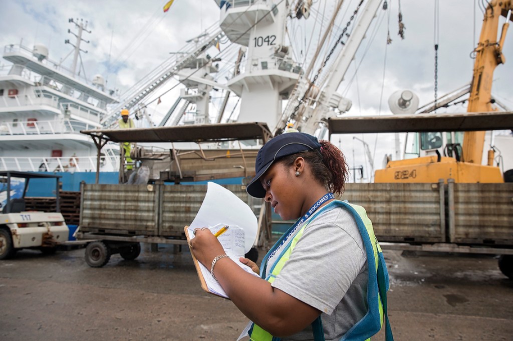 Se espera un aumento constante de la mujer en el mercado laboral en America Latina, representando cerca del 73% en el rango de edad de 25 a 64 años para 2050.